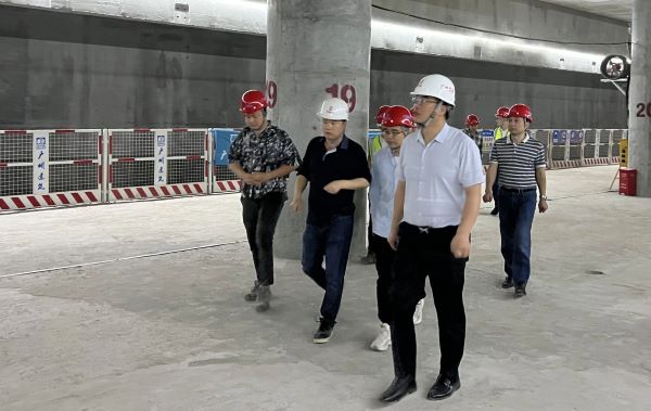 公司党委书记、董事长谢上冬冒雨深入十一号线各工区检查指导工作